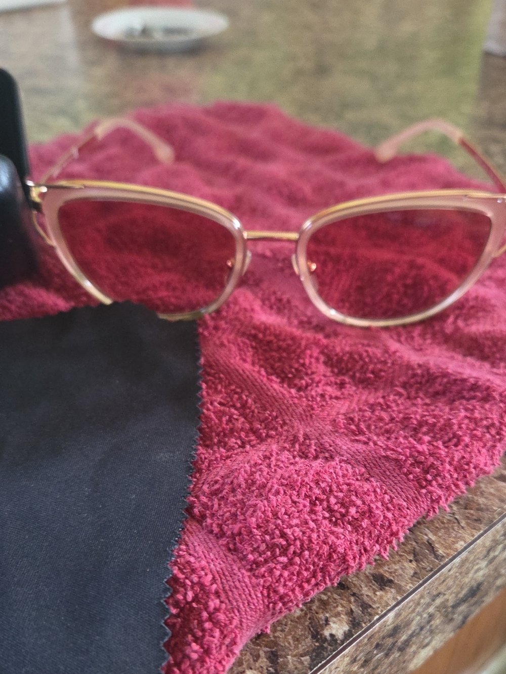 Pink Cat-Eye Women's Sunglasses - Lightweight Fashion Frames in exellent conditi